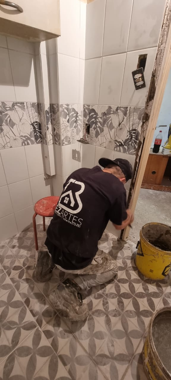 Allan Bezares trabajando en construcción
